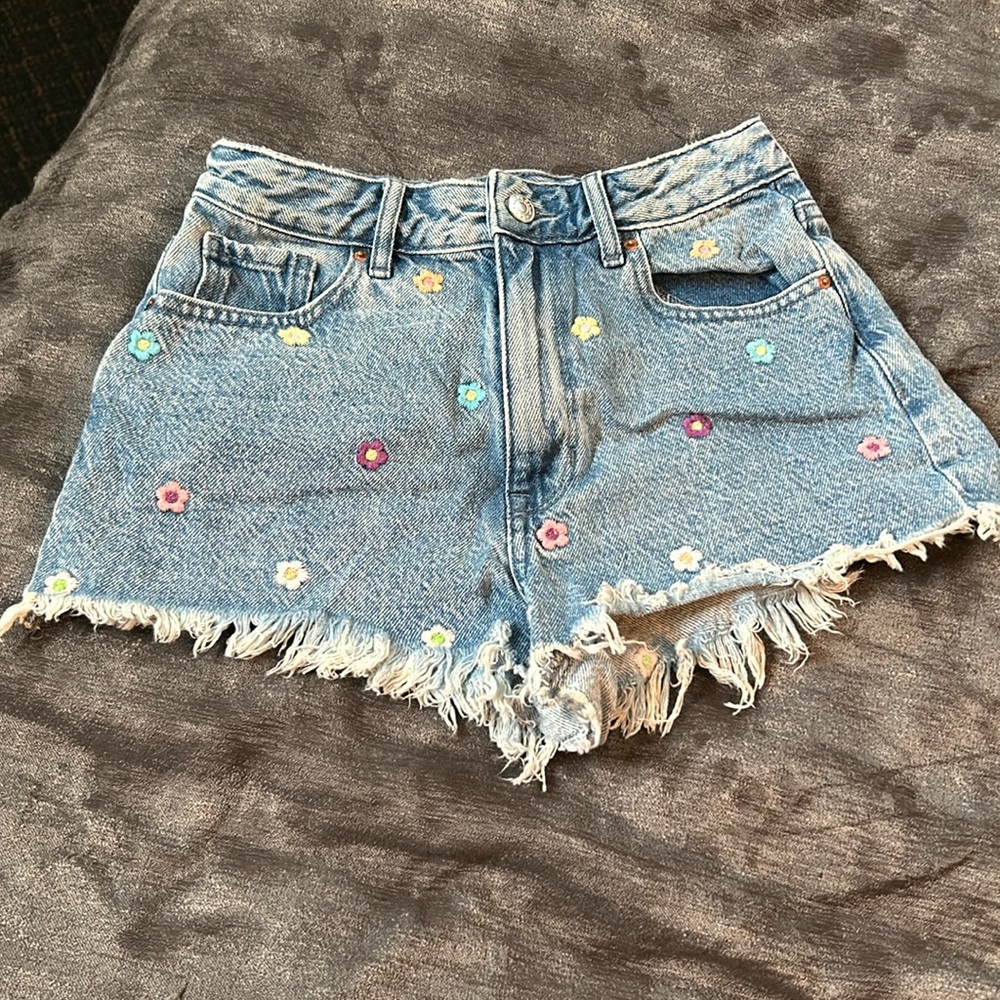 Women’s Pacsun  floral embroidered denim shorts size 26